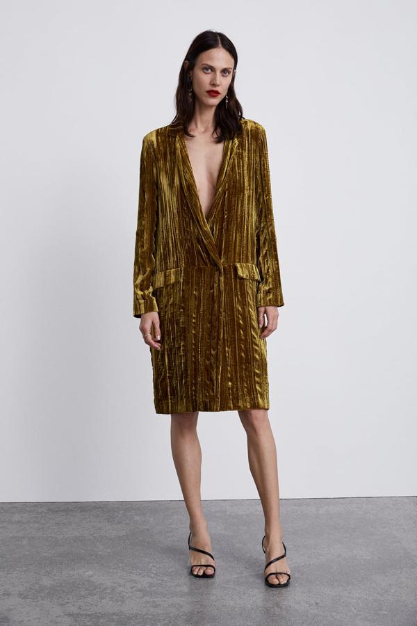 Esta maxi chaqueta de terciopelo mostaza será tu favorita de cara a las Fiestas. Su precio en Zara antes de las rebajas del Black Friday es de 89.95 euros.