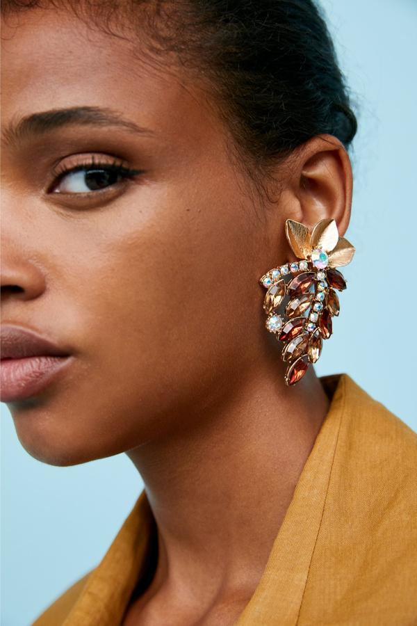 Como un racimo de hojas, a base de piedras brillantes (12,95 euros).