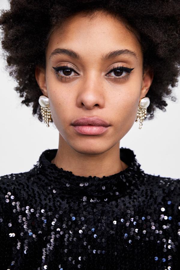 Dos perlas con casacada de brillos a diferentes niveles (12,95 euros).