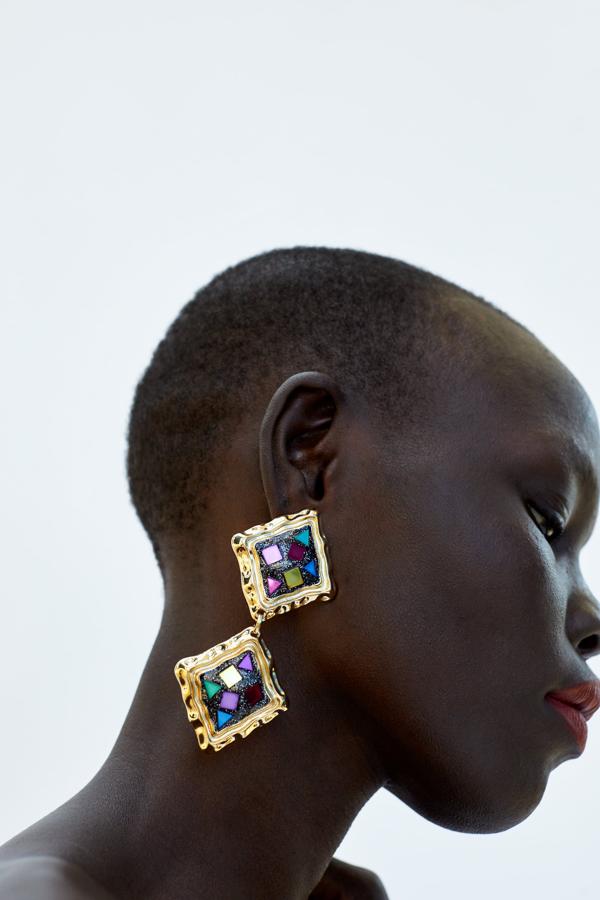 Dos rombos con aplicaciones de colores que nos recuerdan a esos elegantes payasos (12,95 euros).