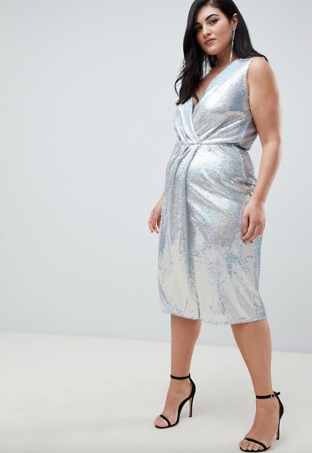 Vestido cruzado y sin mangas de TFNC Plus (en Asos, 96,99 euros).