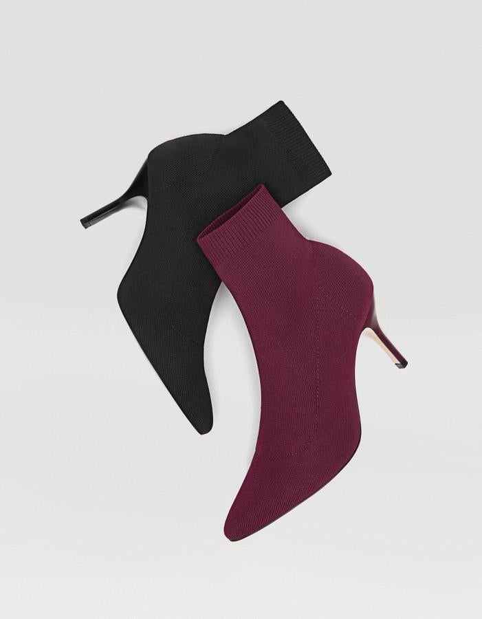 Y, por supuesto, los botines calcetín, que en Stradivarius tienen en negro o en burdeos. Su precio en Stradivarius antes de las rebajas del Black Friday es de 35.99 euros.