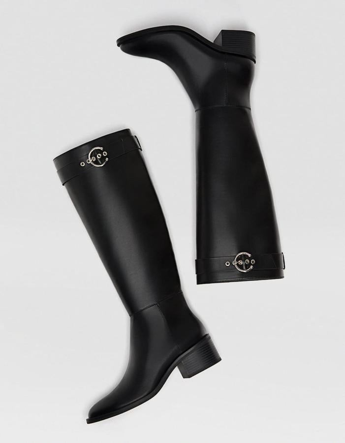 Si buscas una bota clásica y atemporal, este modelo es perfecto. Su precio en Stradivarius antes de las rebajas del Black Friday es de 45.99 euros.