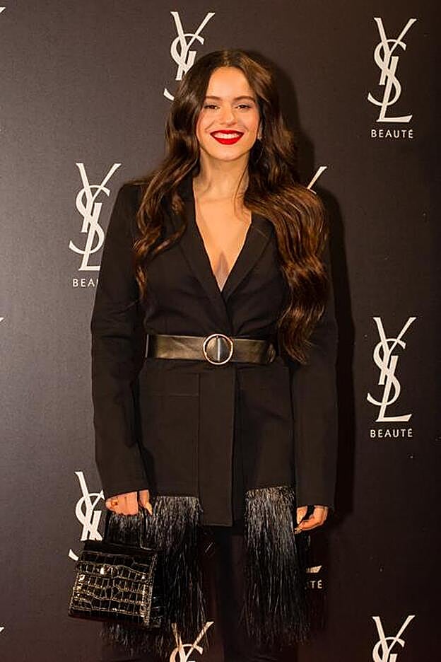 Rosalía se decantó por un traje negro ceñido a la cintura y un potente labial rojo de la nueva colección de YSL.
