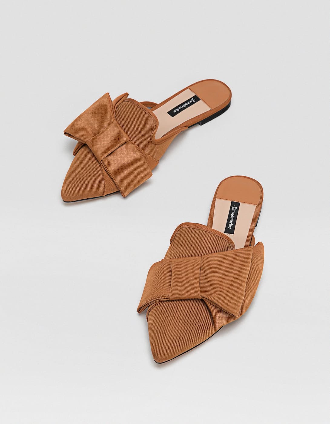 Zapato muleto con lazo y en color marrón: 19,99 euros en Stradivarius.