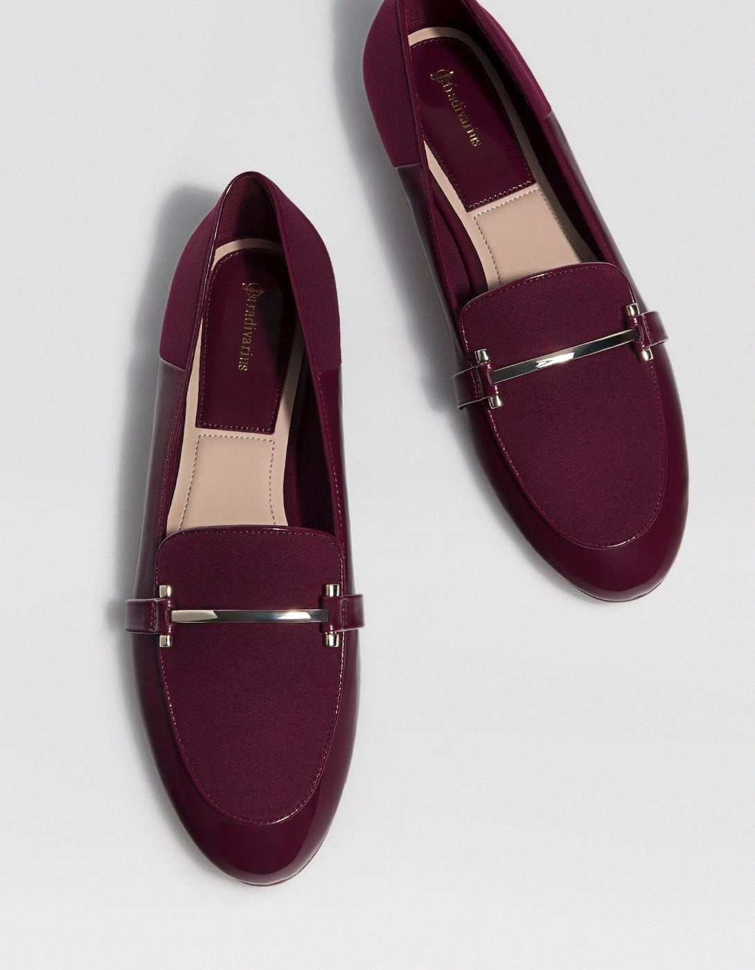 Mocasín de charol de Stradivarius: 19,99 euros.