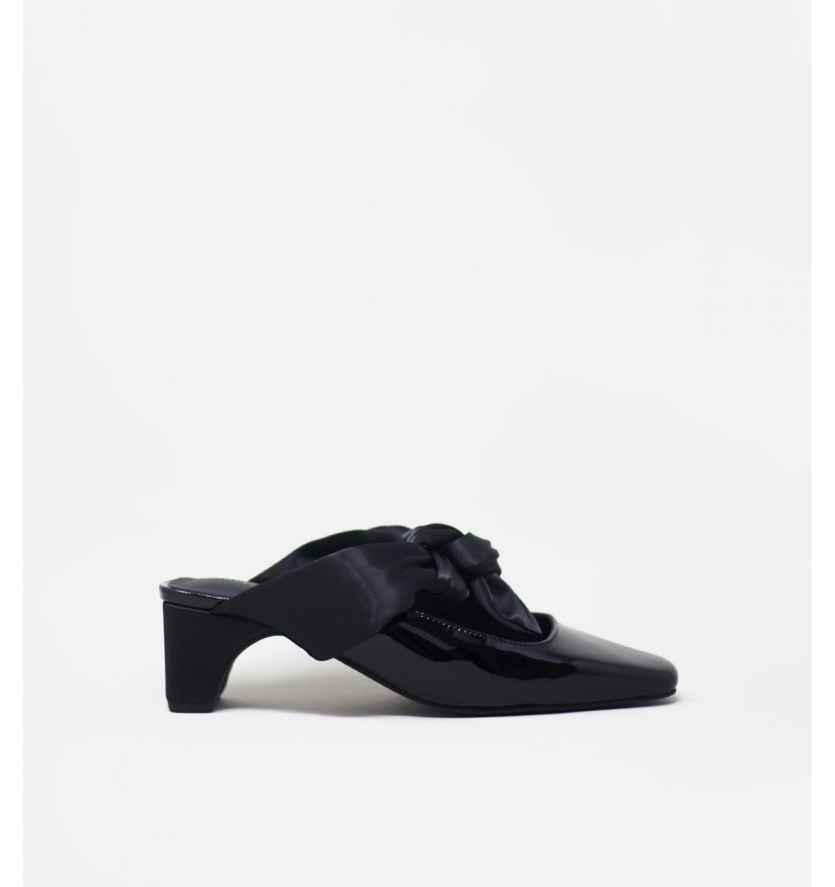 Mule de tacón con lazada de Au Revoir Cinderella: 155 euros.