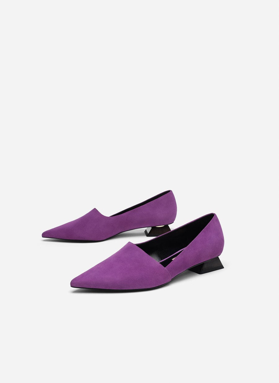 Bailarina de ante en color morado con tacón asimétrico: 89 euros en Uterqüe.