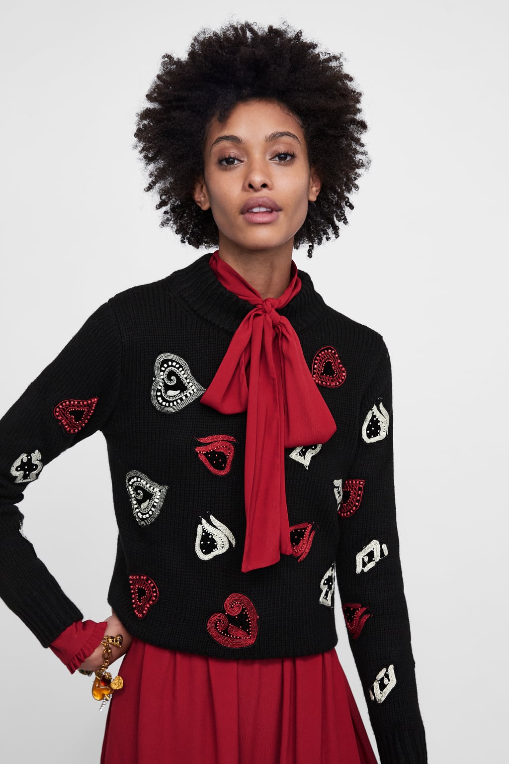 Jersey de punto con abalorios: 49,95 euros en Zara.