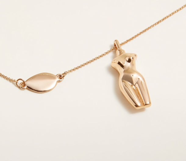 Collar con cadena y figura de silueta: 15,99 euros en Mango.