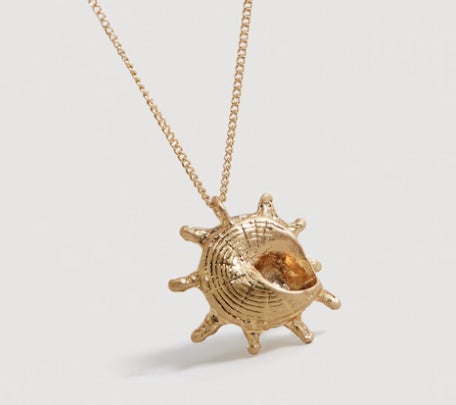 Collar con colgante de concha: 12,99 euros en Mango.