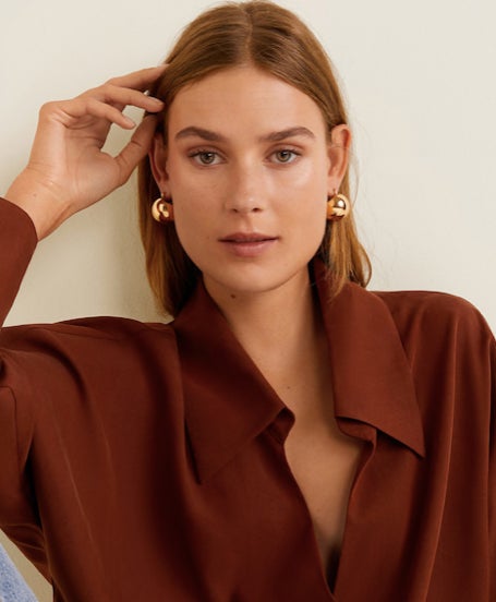 Pendientes metálicos con forma redonda de Mango: 9,99 euros.