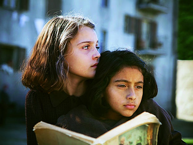 Elena (Elisa Del Genio) y Lila (Ludovica Nasti).