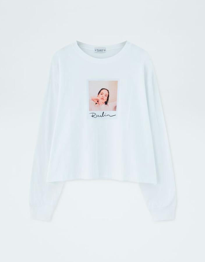 Un diseño sencillo en manga larga y largo a la cintura, con un retrato de Rosalía en una foto Polaroid firmada (15,99 euros).