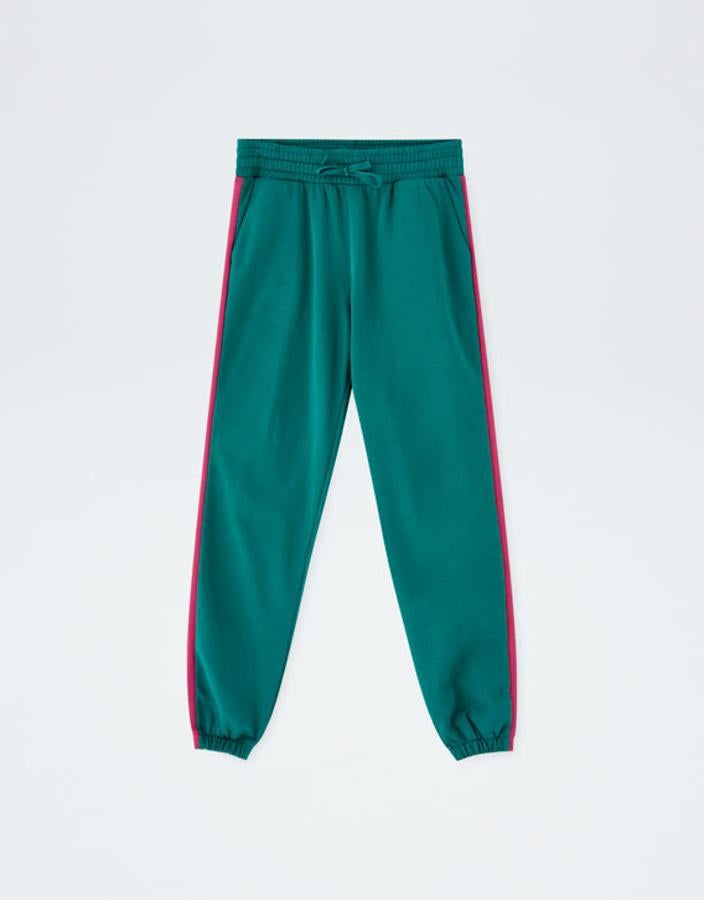 Junto a la sudadera anterior podemos llevar este pantalón de chandal (19,99 euros) que juega al mismo contraste de color.