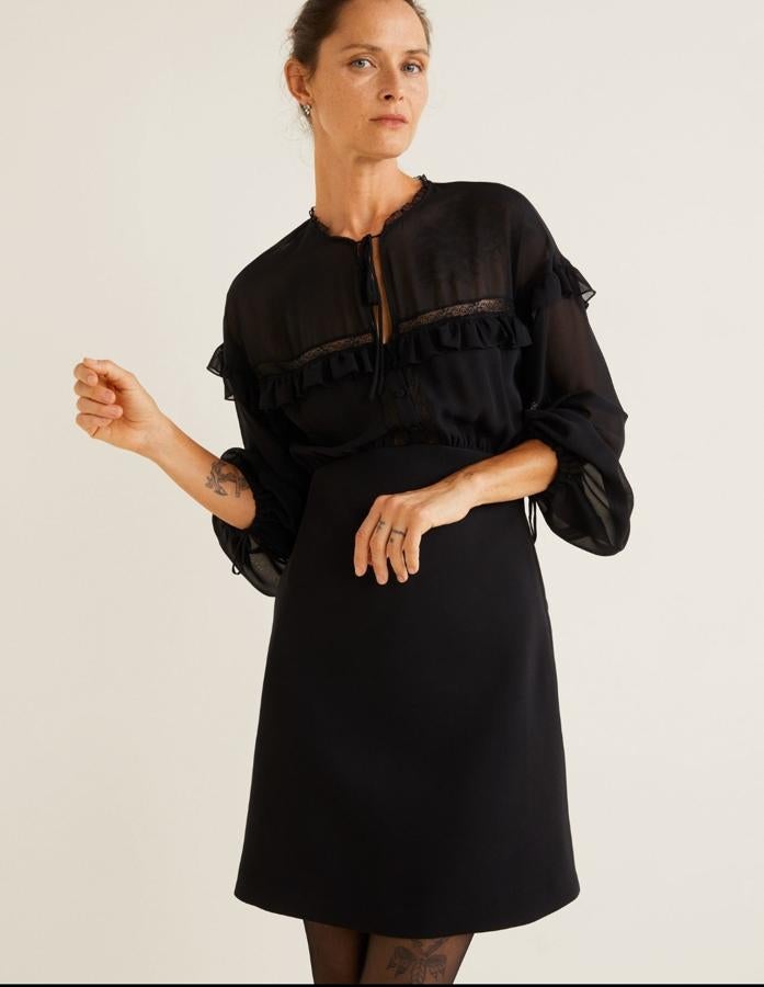 Vestido con diseño recto, tejido fluido, estampado semitransparente, manga larga abullonada y detalles bordados. 49,99 euros.