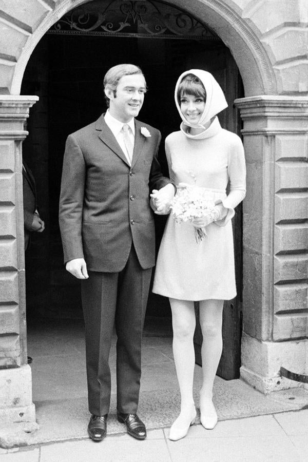 El minimalismo puro del Givenchy que lució Audrey Hepburn en su boda con Andrea Dotti podría haber inspirado el vestido que lucirá Marta Ortega en su boda con Carlos Torretta. Este vestido mini de inspiración 'sixties' es perfecto para un enlace civil como el que celebrará la hija de Amancio Ortega el viernes 16 de noviembre.