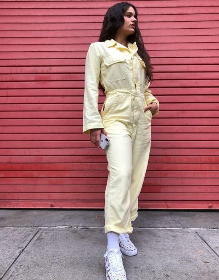 Un sencillo mono en amarillo pálido que combina con unas zapatillas estampadas.