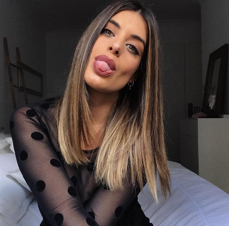 Dulceida sabe que los reflejos más claritos en las puntas y la melena lisa nunca fallan.