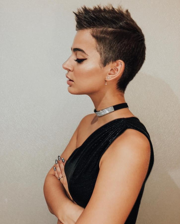 Laura Escanes se ha decantado esta temporada, por uno de sus cambios de 'look' más atrevidos. Un rapado que le sienta genial y al que dio aún más personalidad con este peinado con cresta.