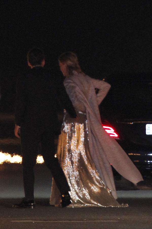 La hija de Amancio Ortega contrajo matrimonio el pasado 16 de noviembre, pero un día después tuvo lugar la celebración del enlace en CasasNovas, un lugar hípico que reunió a más de 400 personas para continuar con los festejos. Marta Ortega lució un vestido largo plateado brillante.