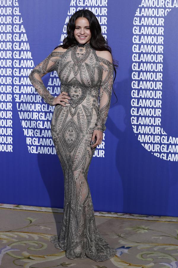 A veces despliega todo su encanto y luce vestidos como este largo, de encaje y transparencias.