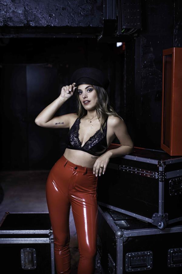 Dulceida combina la elegancia del encaje y el terciopelo con looks que incluyen vinilo, como estos pantalones (25,99 euros en Tezenis).