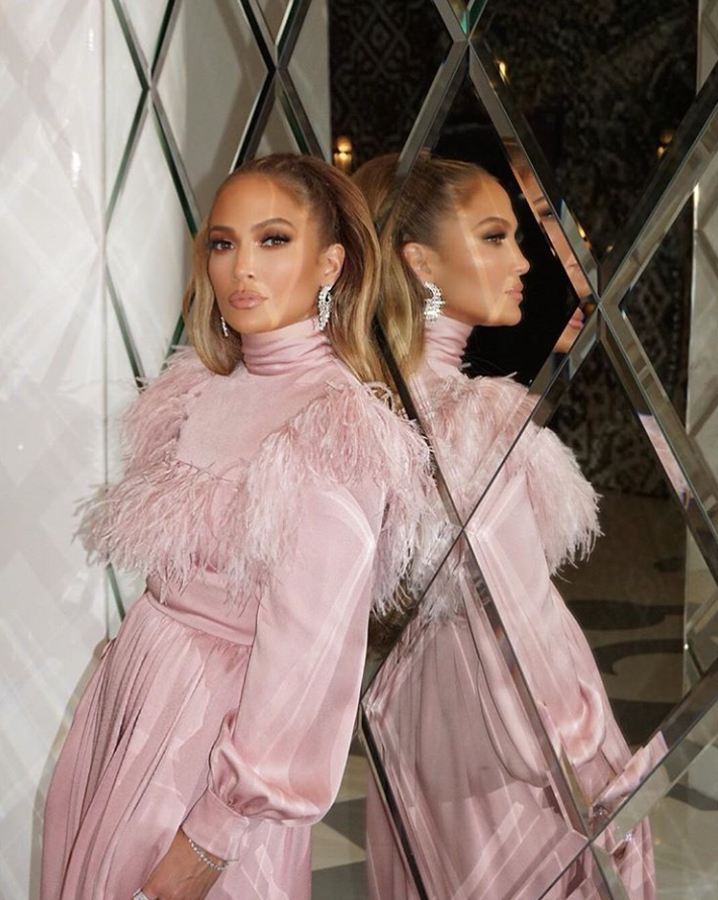 Si no queremos ni oír hablar de un corte a capas, Jennifer Lopez puede ser nuestra diva capilar de cabecera. Ella se resiste a desprenderse de su melena entera, probablemente porque su pelo no tiene demasiado nervio y queda muy lacio. En este caso, peinarlo de forma que se retire de la cara favorecerá siempre. Ella lo lleva en una gran melena a la espalda, cien por cien voluminizada con extensiones, pero podemos optar por colas de caballo, moños bajos o planchados extralisos que permitan llevarnos todo el pelo detrás de las orejas, ya sea con un producto de acabado de peinado o con horquillas que puende ser decorativas.