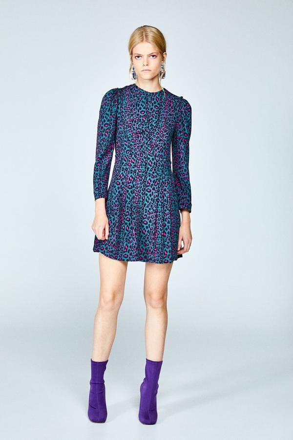 ¿Cansada del "animal print" convencional? Añádele color con este vestido (29,99 euros).