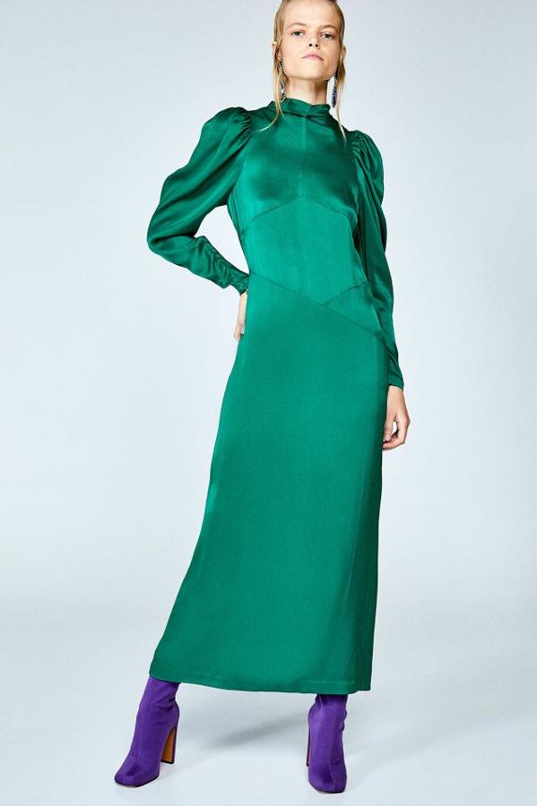 Fantástico diseño en verde esmeralda y tejido brillante satinado, que acierta de pleno con la inspiración victoriana para cuello y mangas. Importante: buscar el contraste de color con el calzado (Sfera, 59,99 euros).