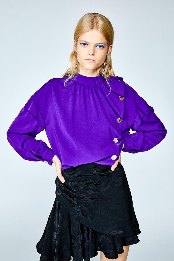 De inspiración ochentera, este tono es muy favorecedor y será tu mejor arma de estilo para tus looks de noche (35,99 euros).