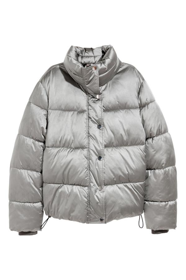 Chaqueta acolchada con cuello alto y solapa cortavientos en color plateado, 49,99 euros.