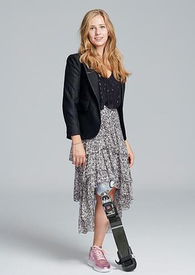 Desirée lleva falda de The Kooples; top de Intropia; chaqueta Zadig&Voltaire  y zapatillas de Hogan.