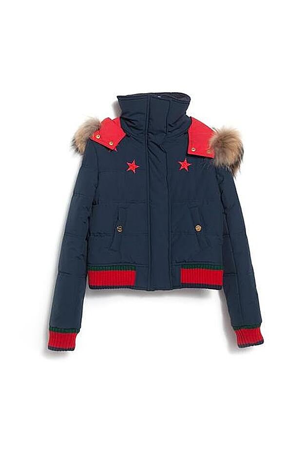 Anorak corto con relleno sintético en color azul y capucha con pelo, 703 euros.