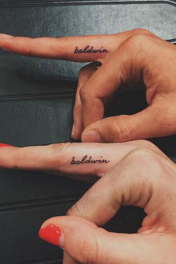 Son primas y hermanas de tinta gracias a este tatuaje que se hicieron con su apellido en un dedo.