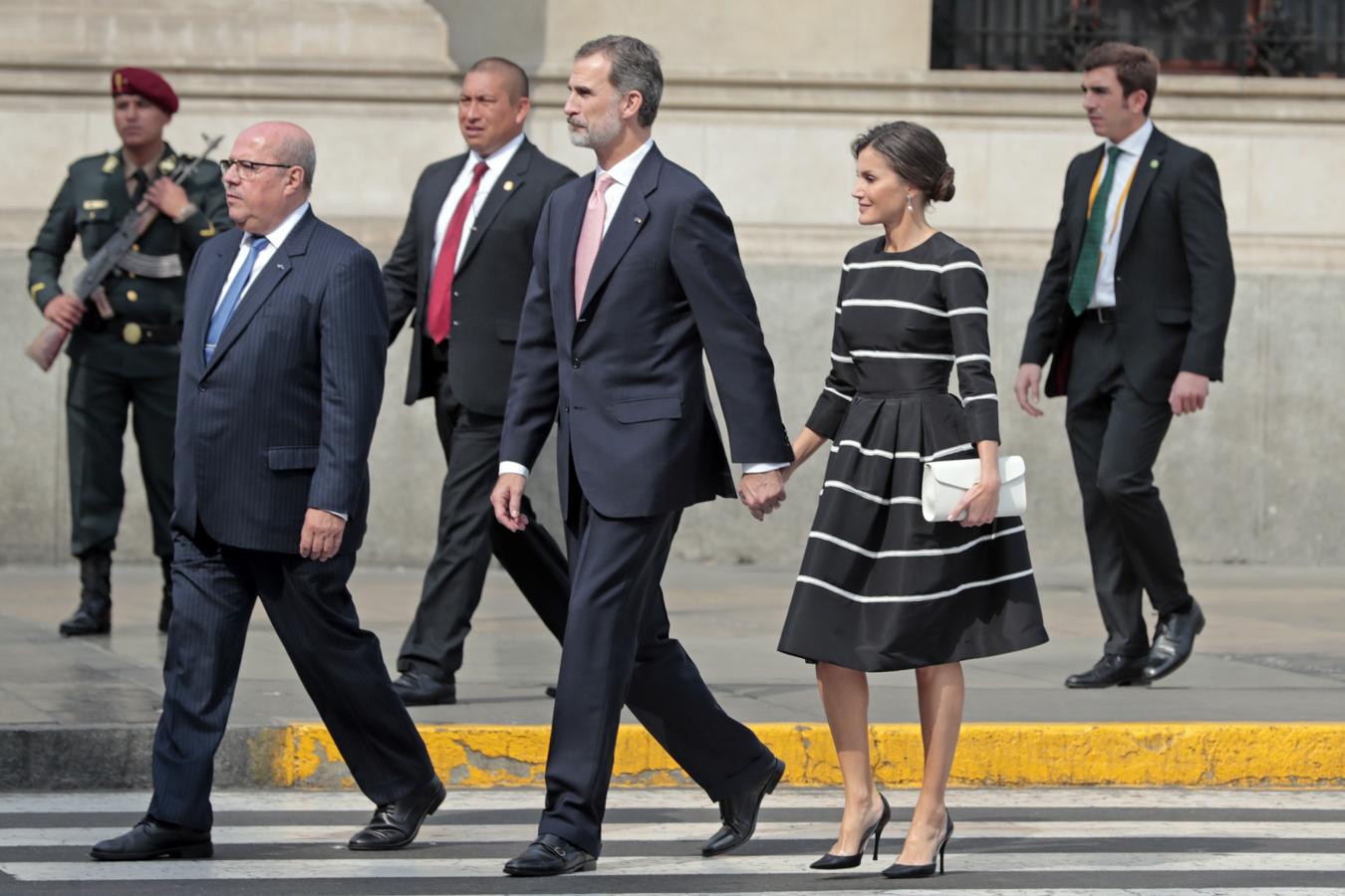 El vestido nuevo de la Reina ronda los 3.000 euros, y aunque su silueta es complicada, porque tanto el volumen de la falda como el estampado de rayas horizontales pueden ensanchar el efecto visual de la figura, lo cierto es que a Doña Letizia le sienta como un guante.