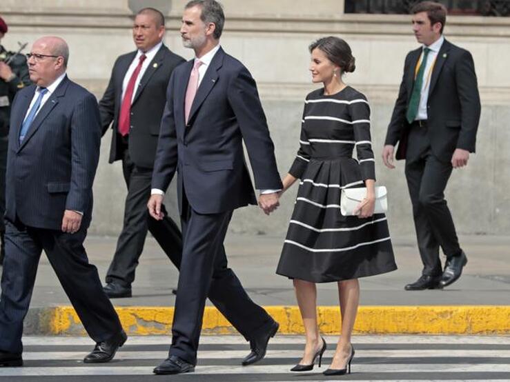 Fotos: Letizia reinventa el look 'navy' con un vestido nuevo en Perú