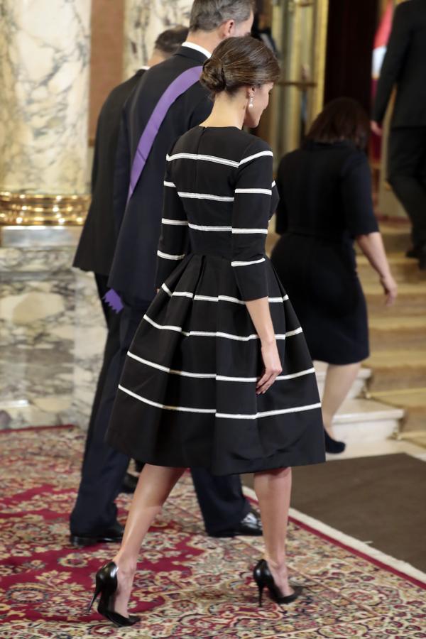 La Reina, que estaba impecable con este vestido de silueta 'new look' de Carolina Herrera, apostó por un clásico recogido bajo que resaltaba aún más sus imponentes pendientes de brillantes y perlas australianas, una de sus joyas favoritas.