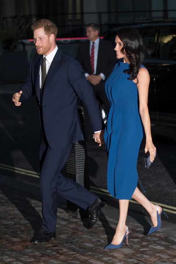 Vestido en corte midi y en uno de los colores favoritos de la duquesa.