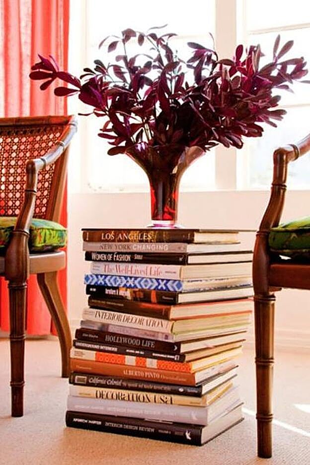 Ejemplo de libros como mesa de noche.