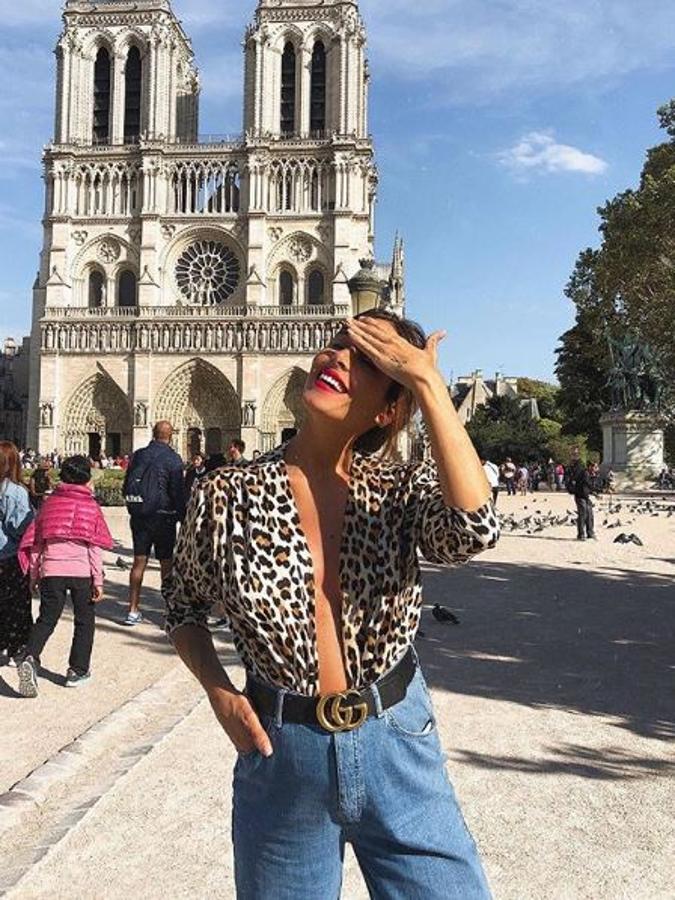 Este look demuestra que Rocío se atreve con todo. Nosotras no somos tan atrevidas y nos quedamos con la blusa "animal print", en versión larga, que puedes llevar con unos vaqueros pitillo.