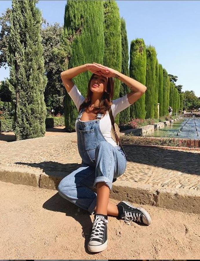 Un peto vaquero te saca de muchos apuros de estilo. Para el frío, llévalo con un jesrey debajo, de cuello cisne. Y con Converse, como lo lleva Rocío. ¡Nos encanta!