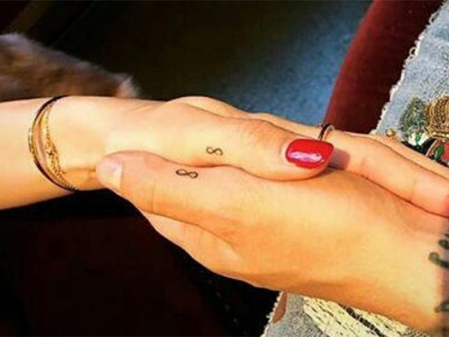 Las manos son el lugar en el que esta pareja eligió hacerse su tatuaje. Cocretamente en el lado del dedo pulgar y el símbolo elegido fue un infinito.