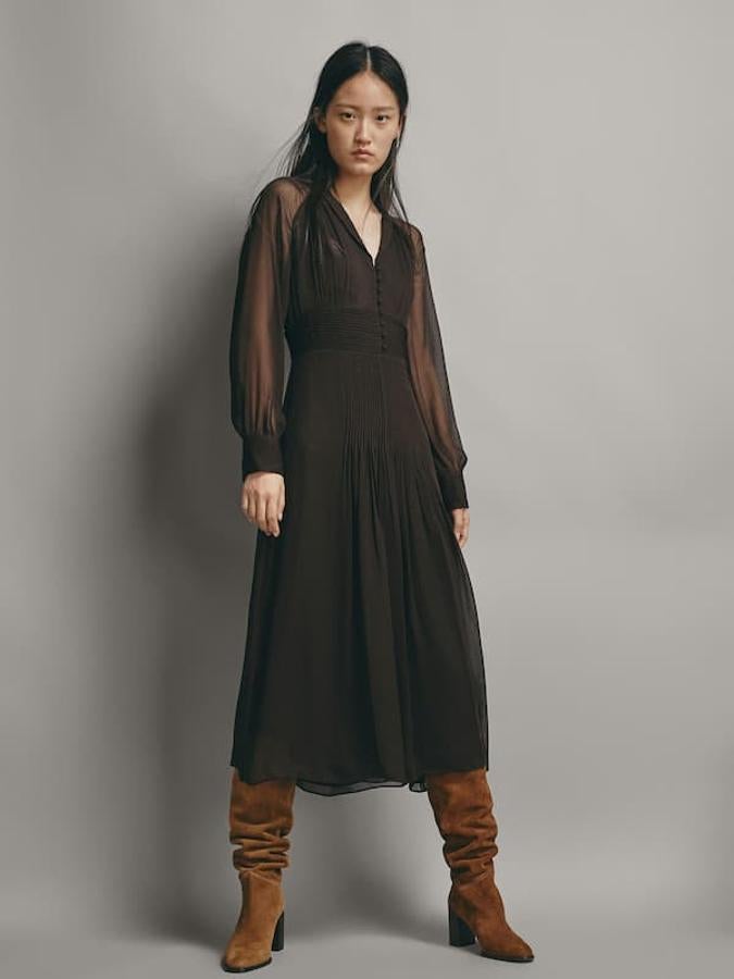 Con un corte evasé súper favorecedor y un aire romántico gracias a su botonadura frontal y las mangas transparentes, terminadas en un puño con cuatro botones (99,95 euros).