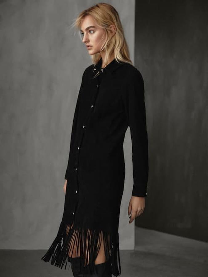 La estrella de esta nueva colección “total black” de Massimo Dutti y el vestido que ha elegido Paula Ordovás: un diseño en ante rematado con flecos en el bajo, que cierra con botonadura de snaps (249 euros).