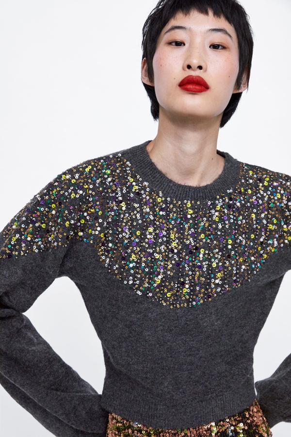 Con una especia de babero brillante (35,95 euros).