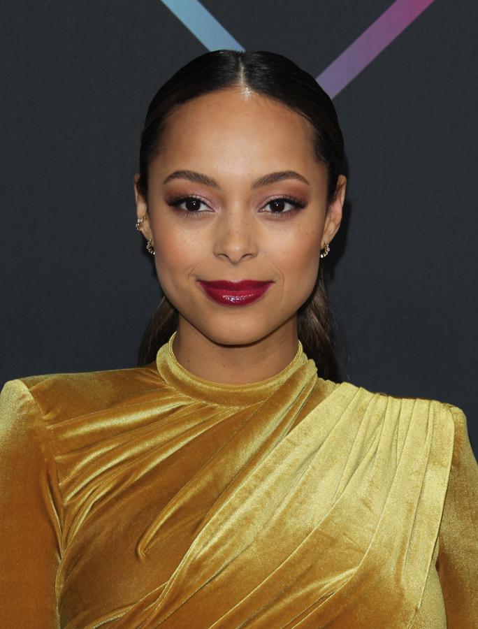 Amber Stevens se decantó por una sombra de ojos en tonos marrones con glitter en tonos rosados y unos labios brillantes en un rojo intenso.