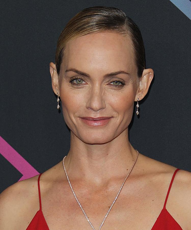 La modelo optó por un maquillaje súper natural y ligero en el que enfatizó las pestañas superiores y al que dió el toque estrella con un brillo de labios natural.