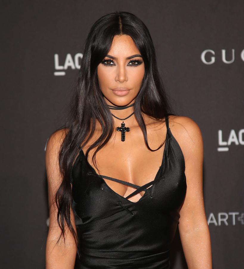El tamaño XL ha resurgido y las melenas largas, igualita que la de kim Kardashian, son una opción ganadora. “Si tu rostro es redondo o cuadrado es recomendable un desfilado a partir de la barbilla para alargar el óvalo facial. Si es ovalado o tiene forma de corazón Estará más favorecido con un largo medio y con un flequillo más o menos largo, que equilibra el corte y evita que la melena alargue demasiado el rostro”, advierte la peluquera Diana Daureo.