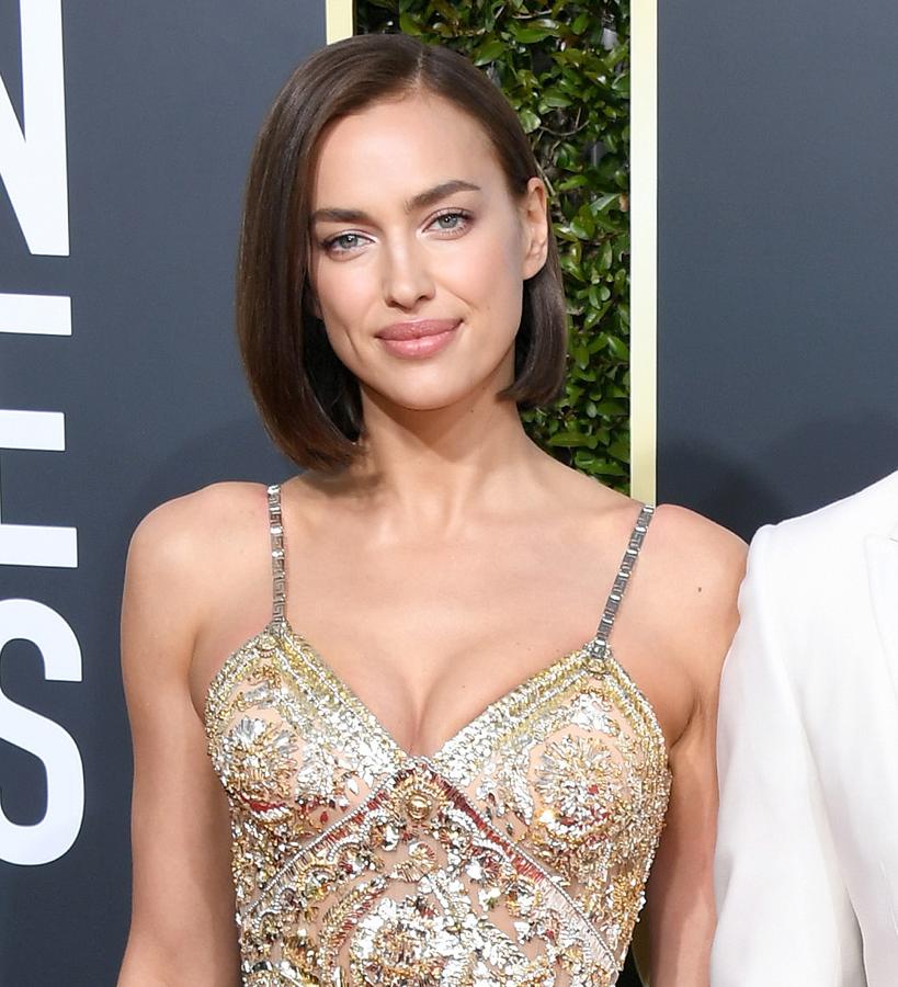 Aunque este verano Irina Shayk nos sorprendió con un cambio de look radical, resultó que se solo se trataba de una peluca. Ahora, en cambio, sí que la modelo ha dicho adiós a su pelo largo, cambiándolo por un blunt cut. Este corte es una melena de base recta y sin capas, que queda igual de bien peinada lisa como rizada. Es ideal para caras ovaladas, cuadradas y rectangulares, pero poco favorecedora para rostros redondos redondas.